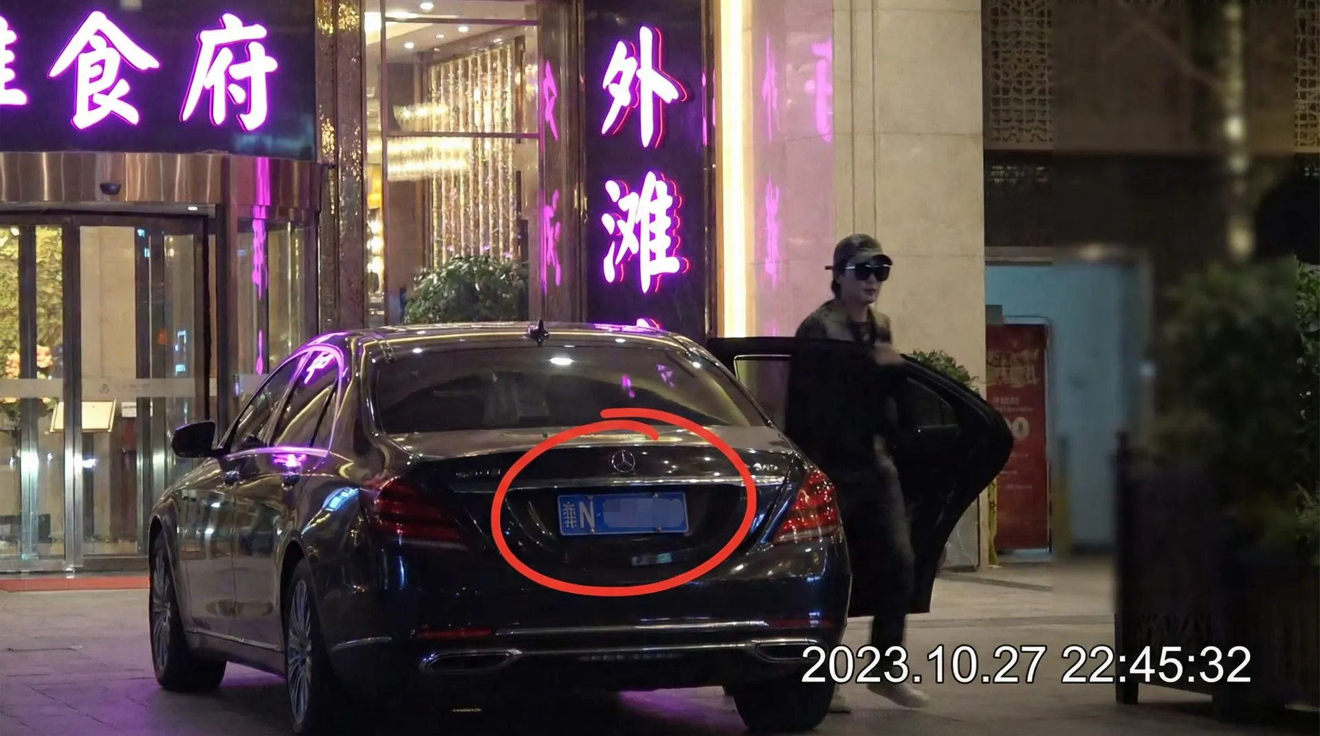 澳门威尼斯人官网 - 豪车餐厅外偷拍